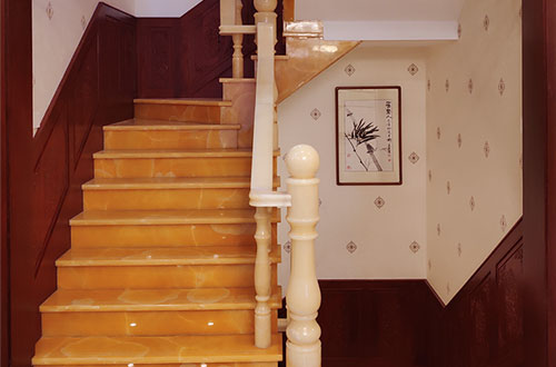 黄龙中式别墅室内汉白玉石楼梯的定制安装装饰效果
